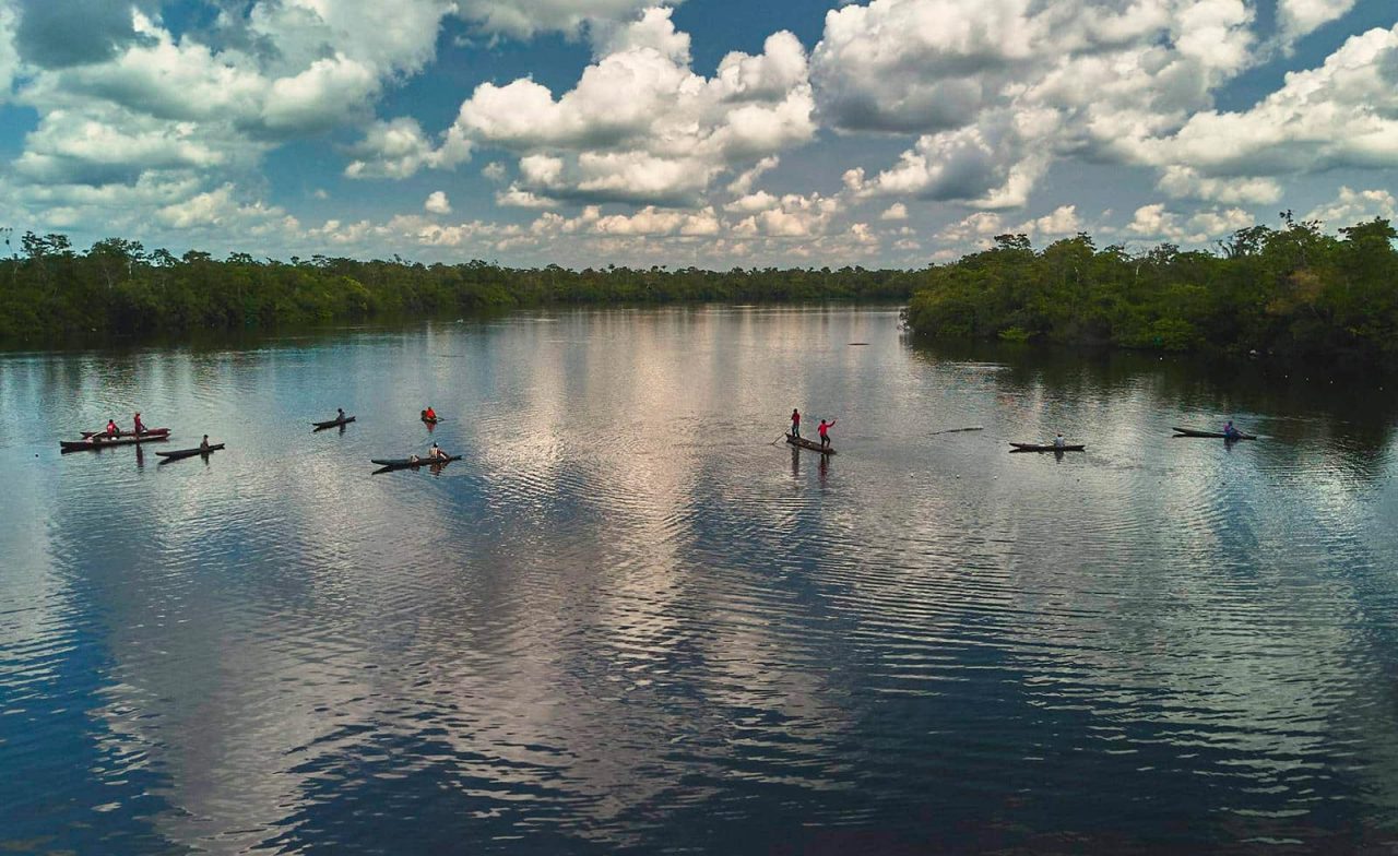 Homens em canoas em lago de pesca no Amazonas.