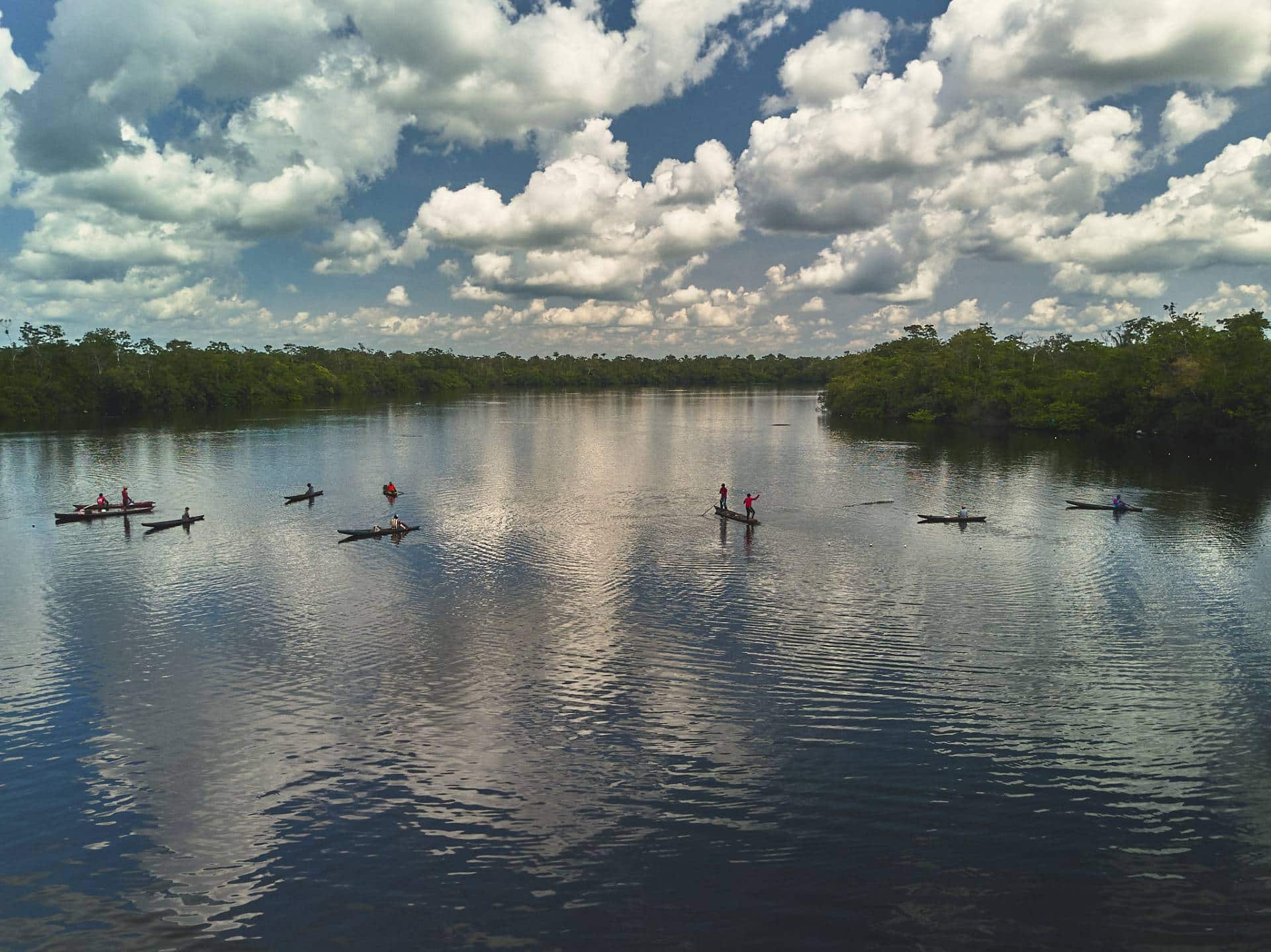 Imagem panorâmica de lago de pesca.