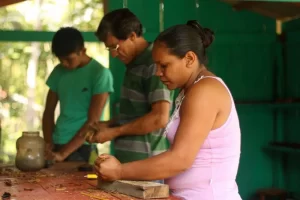 Pessoas trabalhando com pedaços de madeira.
