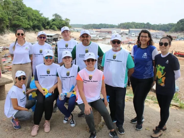 FAS participa de ação de limpeza de rios com embaixadora da Suécia no Brasil e cônsul da Suécia de Manaus