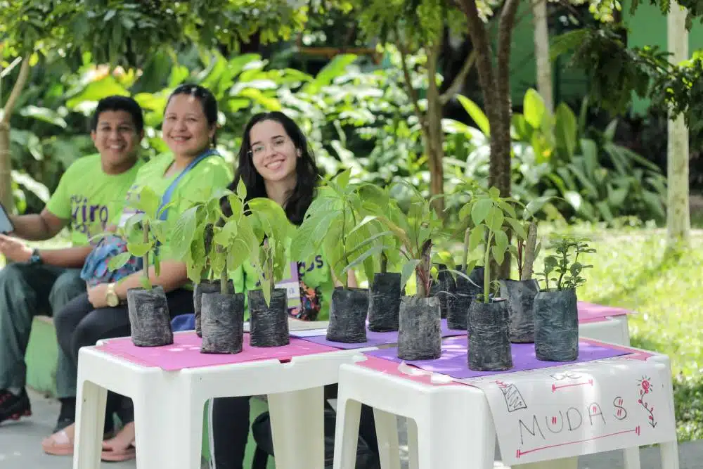 Voluntários juntamente com uma mesa de mudas nas atividades da Virada Sustentável em Manaus, realizada pela Fundação Amazônia Sustentável (FAS).