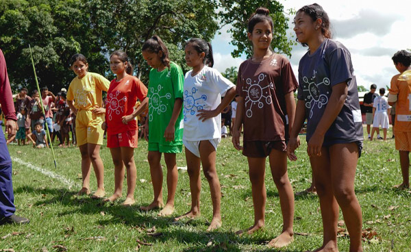 Meninas participando de atividades promovidas pelo projeto Olímpiadas da Floresta, realizado pela Fundação Amazônia Sustentável (FAS) no interior do Amazonas.