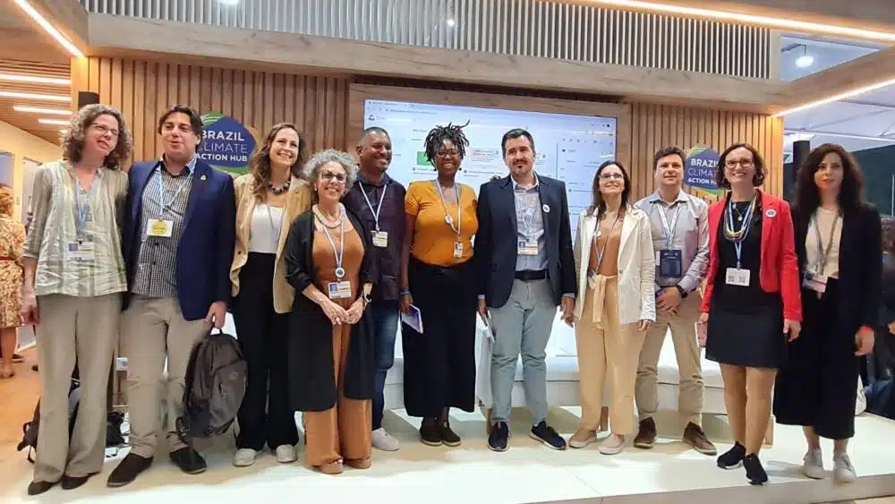 Pessoas reunidas na 27ª Conferência do Clima da Organização das Nações Unidas (COP27), onde assinaram o compromisso internacional de enfrentamento às mudanças climáticas.
