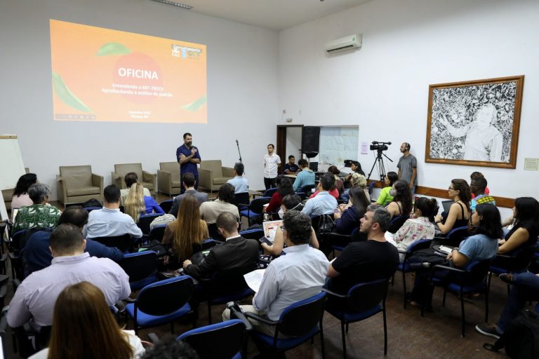 Turma participando de uma oficina de aprofundamento dos conceitos e práticas inseridas no processo de elegibilidade ao ART/TREES, realizada pelo Governo do Estado do Amazonas, na sede da Fundação Amazônia Sustentável (FAS).