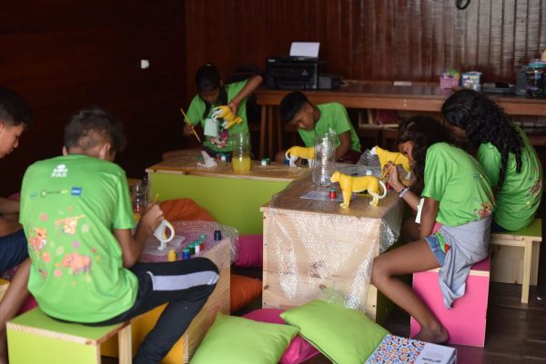 Crianças pintando em espaço lúdico na ação da Jaguar Parade Kids, realizada pela Fundação Amazônia Sustentável (FAS), na comunidade ribeirinha Boa Esperança, localizada na Reserva de Desenvolvimento Sustentável (RDS) do Rio Amapá, a 28 quilômetros do município de Manicoré, no estado Amazonas.