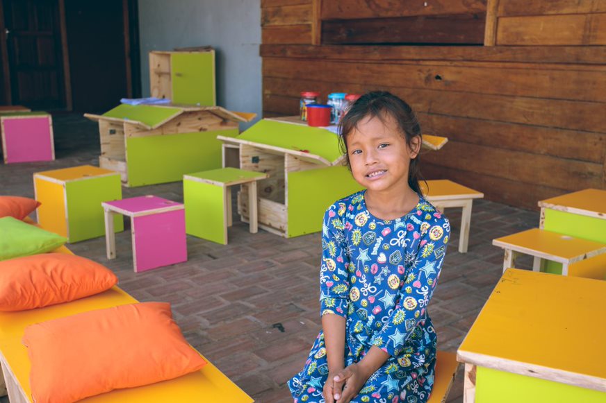 Criança sorrindo em um espaço lúdico montado pelo movimento Unidos pelo Brincar e a Fundação Amazônia Sustentável (FAS), na comunidade Punã, localizada na Reserva de Desenvolvimento Sustentável (RDS) Mamirauá, no município de Uarini (a 565 quilômetros a oeste de Manaus).
