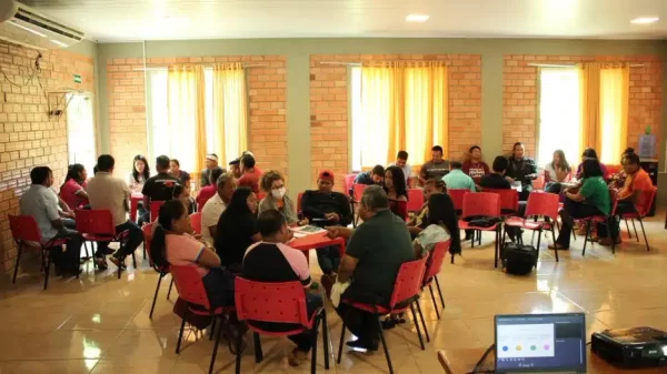 Pessoas reunidas para a oficina de salvaguardas ambientais realizada em Rondônia, através da parceria Fundação Amazônia Sustentável e Ação Ecológica Guaporé – Ecoporé.