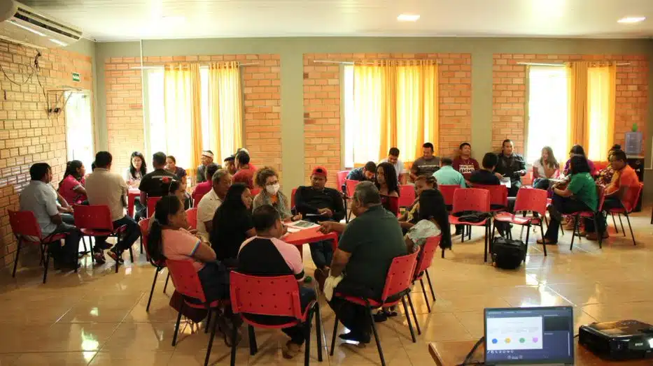 Pessoas reunidas para a oficina de salvaguardas ambientais realizada em Rondônia, através da parceria Fundação Amazônia Sustentável (FAS) e Ação Ecológica Guaporé – Ecoporé.