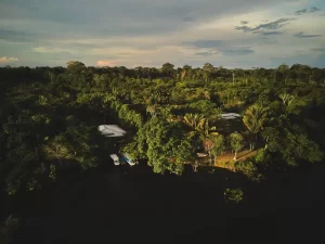 Imagem panorâmica da comunidade São Sebastião do Uatumã no interior do Amazonas.