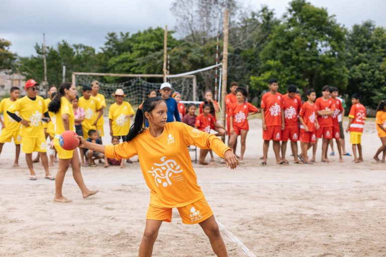 Garota jogando queimada na edição das Olimpíadas da Floresta, promovida pela Fundação Amazônia Sustentável (FAS), na comunidade São Francisco do Caribi, no município de Itapiranga (AM).