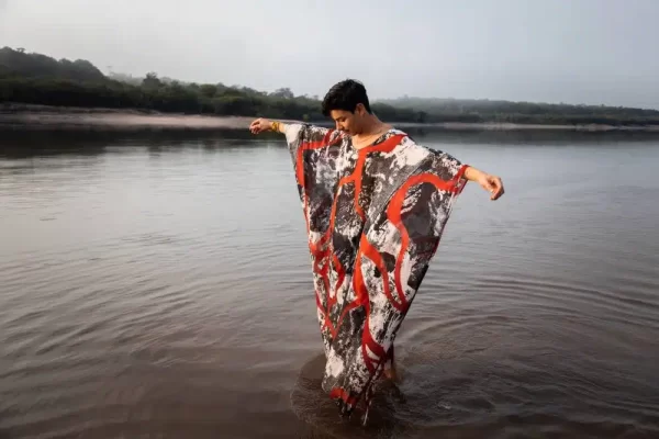 Designer amazonense posando para foto às margens do Rio Negro.
