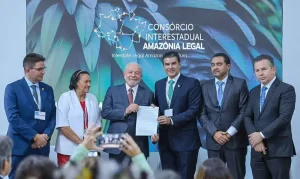 Grupo de pessoas entregando carta divulgada por governadores dos nove estados da Amazônia Legal ao presidente eleito Luiz Inácio Lula da Silva durante a 27ª Conferência do Clima da Organização das Nações Unidas (COP27).