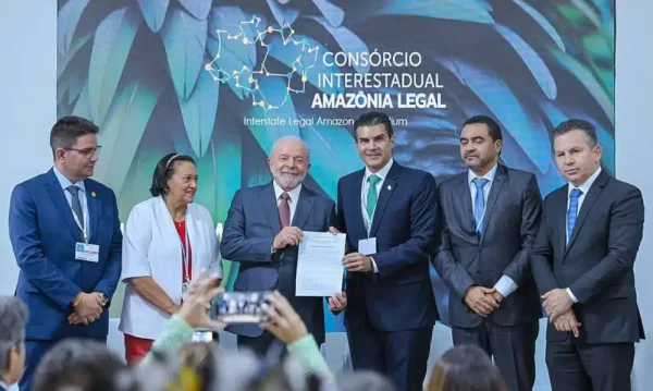 Grupo de pessoas entregando carta divulgada por governadores dos nove estados da Amazônia Legal ao presidente eleito Luiz Inácio Lula da Silva durante a 27ª Conferência do Clima da Organização das Nações Unidas (COP27).