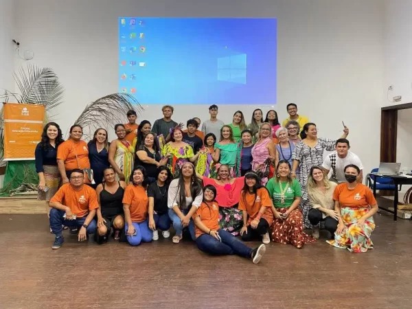 Grupo de pessoas reunidos no 1º Encontro de Educadores da Floresta – Centenário Darcy Ribeiro, realizado pela Fundação Amazônia Sustentável (FAS).