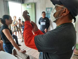 Homem da área da saúde, participando da campanha de vacinação no interior do Amazonas, realizado pelo Programa Saúde na Floresta da Fundação Amazônia Sustentável.