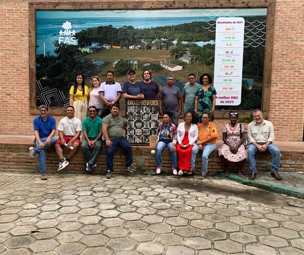 Pessoas representando o Conselho Nacional das Populações Extrativistas (CNS) e a Fundação Amazônia Sustentável (FAS), posando para foto.
