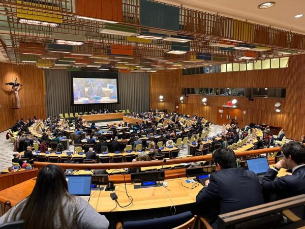 Pessoas reunidas na sede da ONU em Nova Iorque, para discutir sobre soluções sustentáveis.