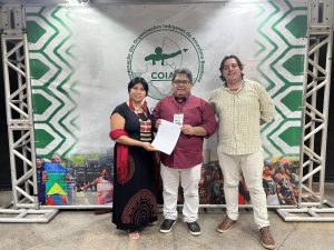 Pessoas reunidas assinando parceria para fortalecer ações em prol dos povos indígenas.