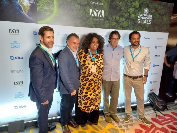 Virgilio Viana, superintendente da Fundação Amazônia Sustentável (FAS), ao lado de três pessoas que participaram do Fórum Ambição 2030.