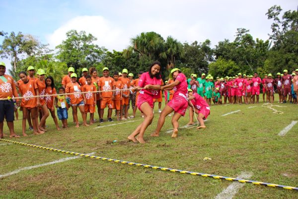 Meninas participando de competição de cabo de guerra, promovida pela Olimpíadas da Juventude da Floresta, realizada pela Fundação Amazônia Sustentável (FAS), no município de Fonte Boa, na comunidade Nova Esperança, no Amazonas.