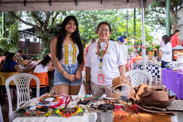 Duas mulheres indígenas, expondo seus artesanatos na Feira da FAS, realizada pela Fundação Amazônia Sustentável (FAS).