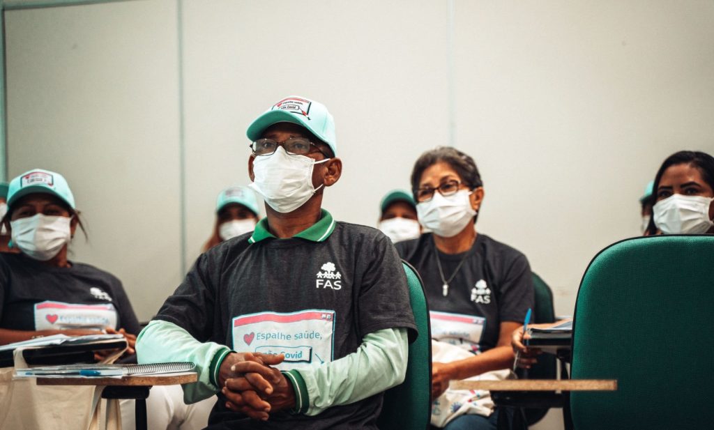 Homem sentado em sala de aula, participando de um curso sobre saúde, promovido pela Fundação Amazônia Sustentável (FAS).