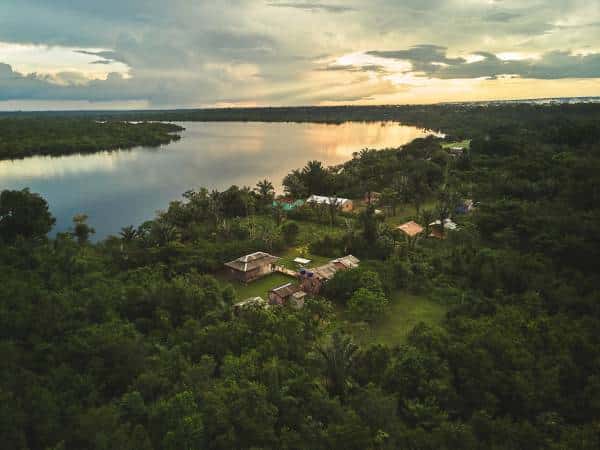 Imagem aérea de pousada na Amazônia.