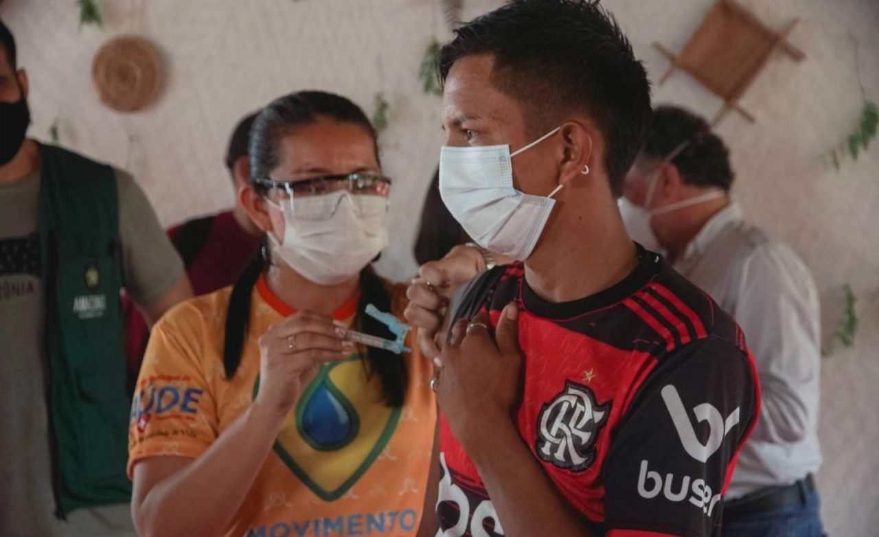 Homem sendo vacinado contra a COVID-19, no interior do Amazonas.