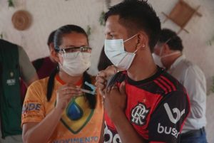 Homem sendo vacinado contra a COVID-19, no interior do Amazonas.
