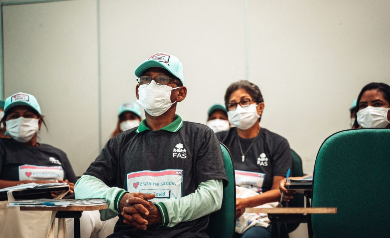 Homem sentado em sala de aula, participando de um curso sobre saúde, promovido pela Fundação Amazônia Sustentável (FAS).