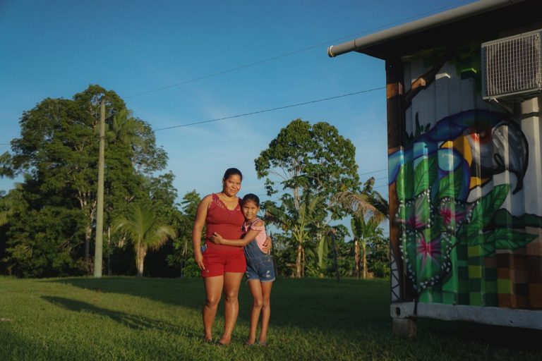 Mãe e filha caminhando juntas em comunidade no interior do Amazonas.
