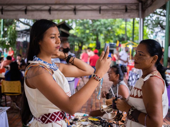 Feira da FAS acontece neste domingo com apresentações culturais, desfile de moda e expositores indígenas