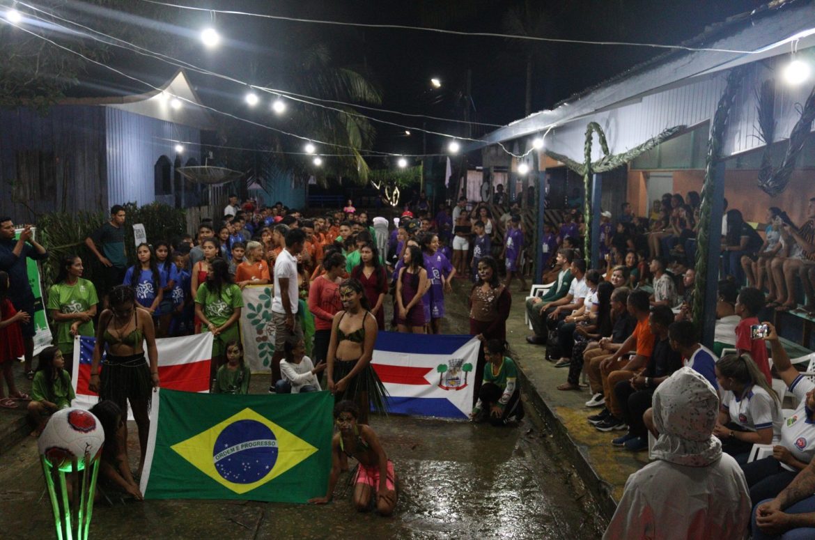 Pessoas reunidas para a Copa da Floresta, realizada em Carauari, munícipio no interior do Amazonas. Essa atividade é promovida pela Fundação Amazônia Sustentável (FAS), através do Programa de Educação para a Sustentabilidade (PES).