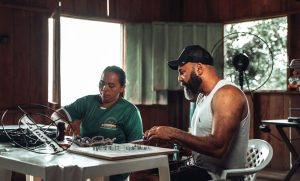 Duas pessoas fazendo artesanato na Comunidade do Sacará, localizada na Amazônia.