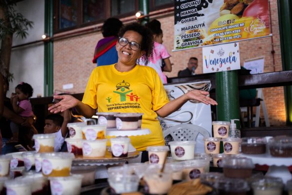 Mulher expondo seus produtos durante a Feira da FAS, realizada pela Fundação Amazônia Sustentável (FAS).