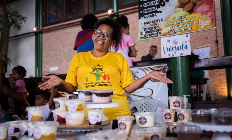 Mulher expondo seus produtos durante a Feira da FAS, realizada pela Fundação Amazônia Sustentável (FAS).
