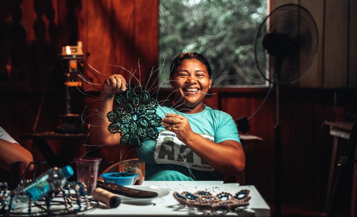 Moradora da Comunidade do Saracá, no Amazonas, fazendo seu artesanato.