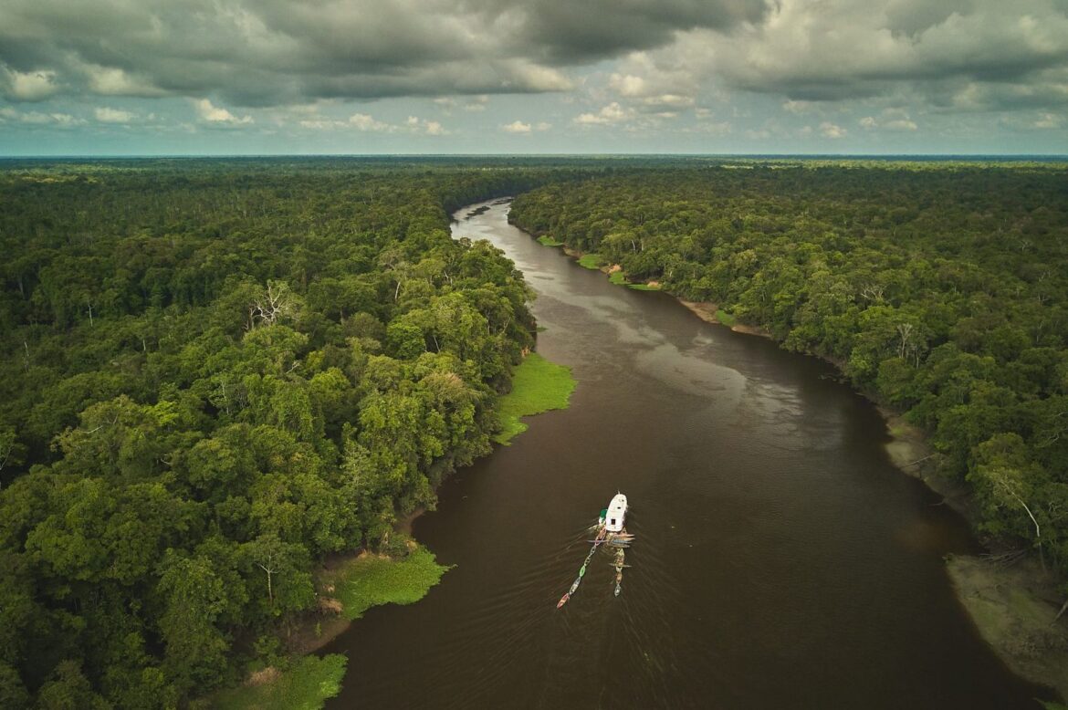 Barco navegando no meio do rio.