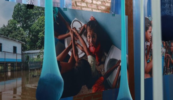 Foto de exposição que foi realizada na Fundação Amazônia Sustentável (FAS) sobre o projeto Escola D'água.