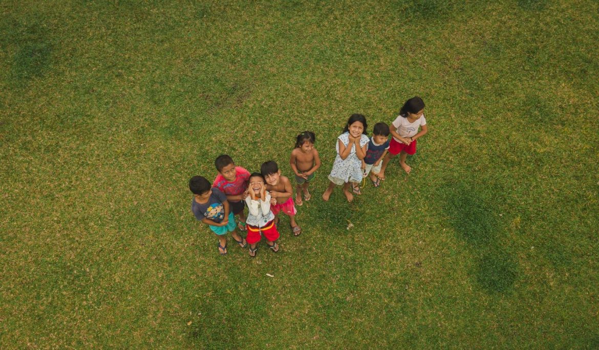 Foto aérea de crianças brincando em sua comunidade no interior do Amazonas.