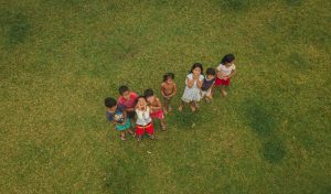 Foto aérea de crianças brincando em sua comunidade no interior do Amazonas.