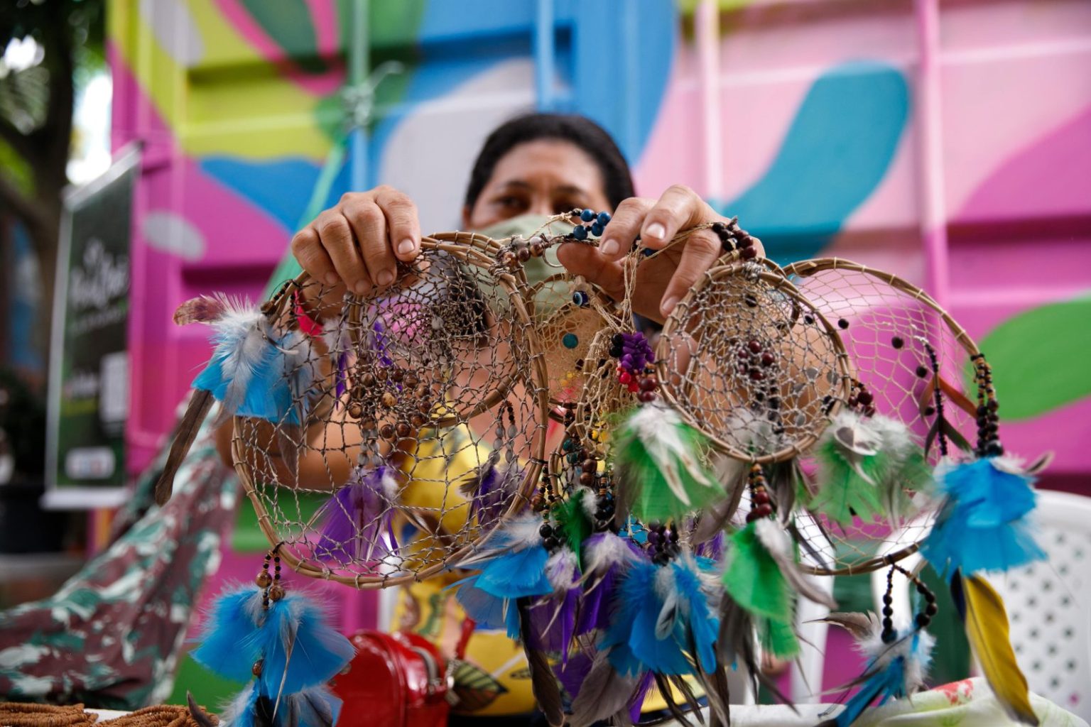 Apanhador de sonhos sendo vendido na Feira da FAS realizada pela Fundação Amazônia Sustentável (FAS).