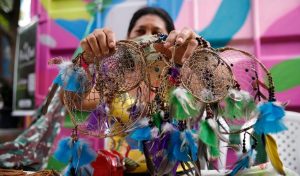 Apanhador de sonhos sendo vendido na Feira da FAS realizada pela Fundação Amazônia Sustentável (FAS).