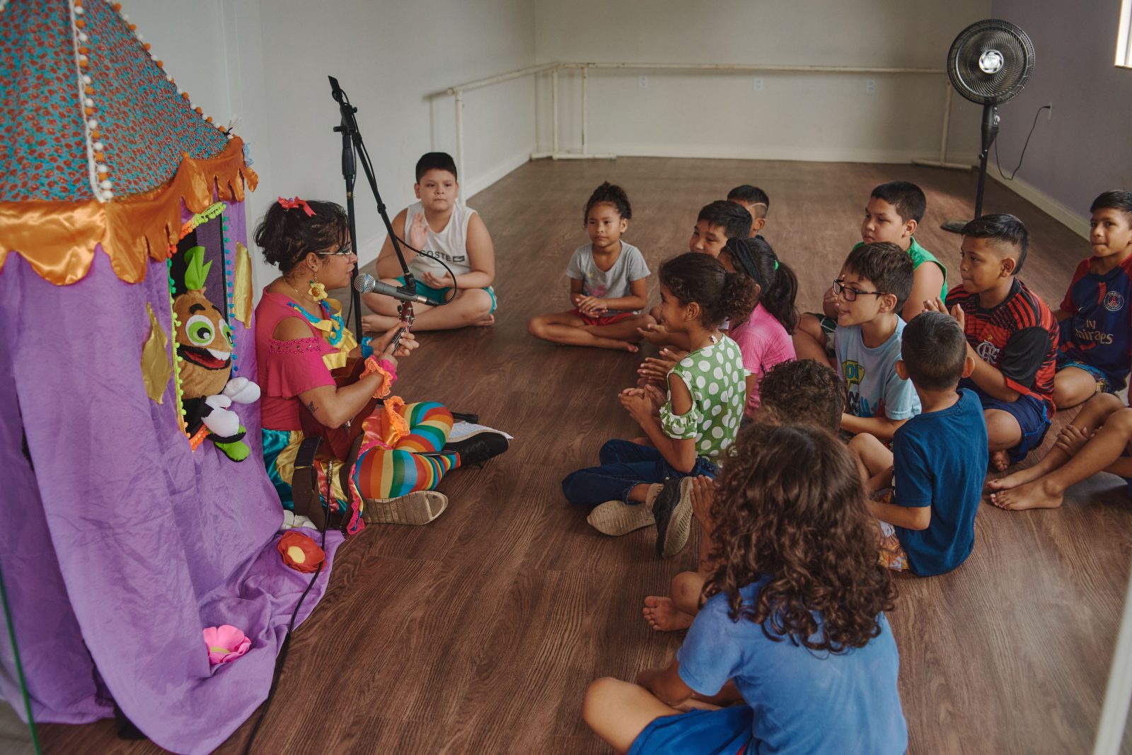 Crianças realizando atividade de música durante programação da Virada Sustentável Manaus, realizada pela Fundação Amazônia Sustentável (FAS).