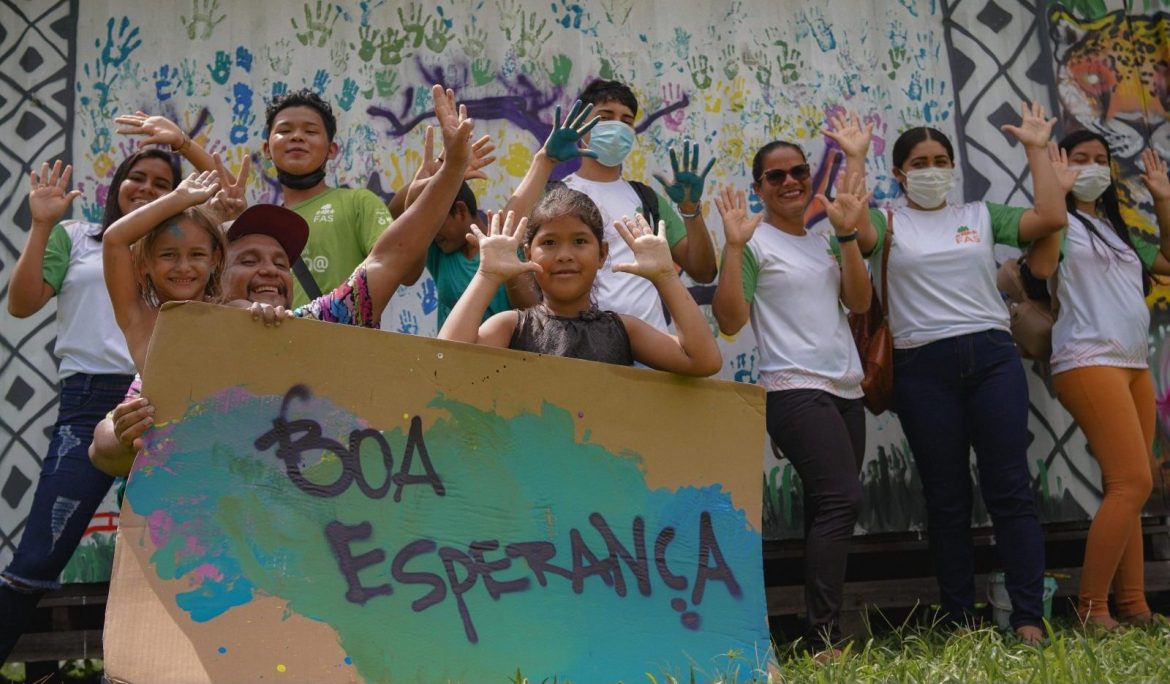 Pessoas reunidas durante atividade realizada pela Fundação Amazônia Sustentável (FAS).