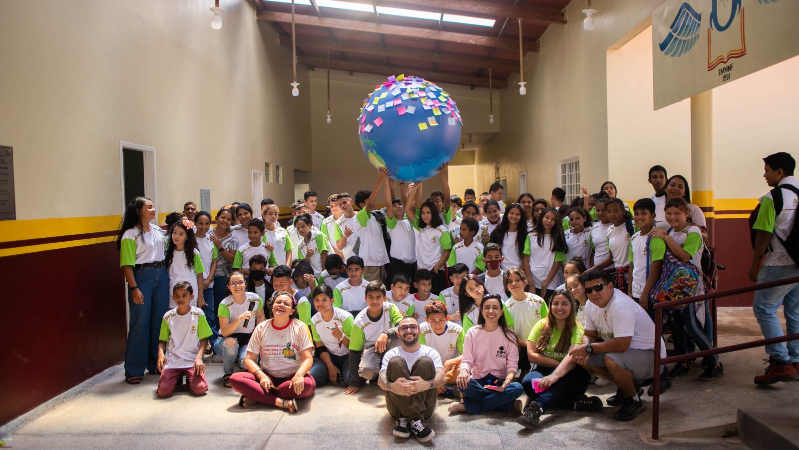 Crianças reunidas durante atividade realizada pela Fundação Amazônia Sustentável (FAS).
