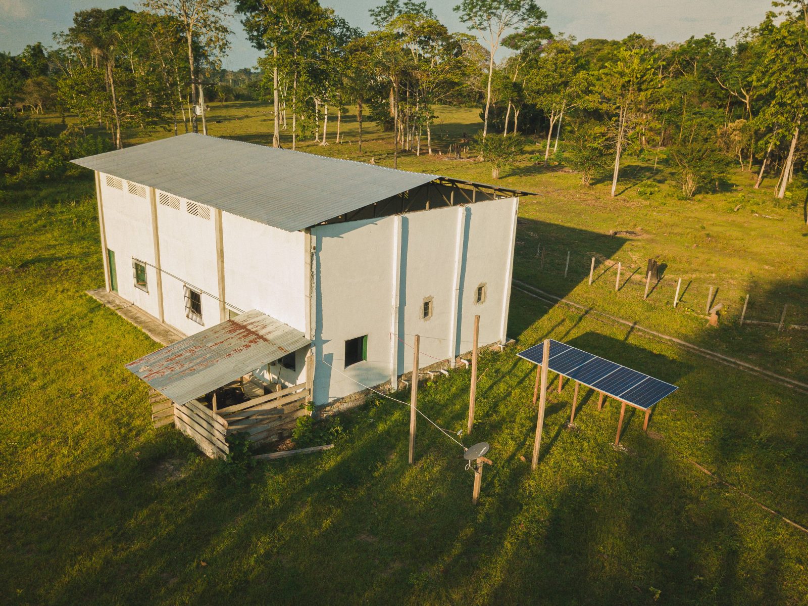Imagem aérea de empacotadora de farinha e painel solar, projetos apoiados pela Fundação Amazônia Sustentável (FAS).