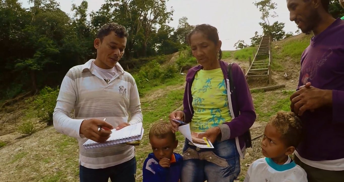 Família recebendo ajuda financeira através de projeto apoiado pela Fundação Amazônia Sustentável (FAS).