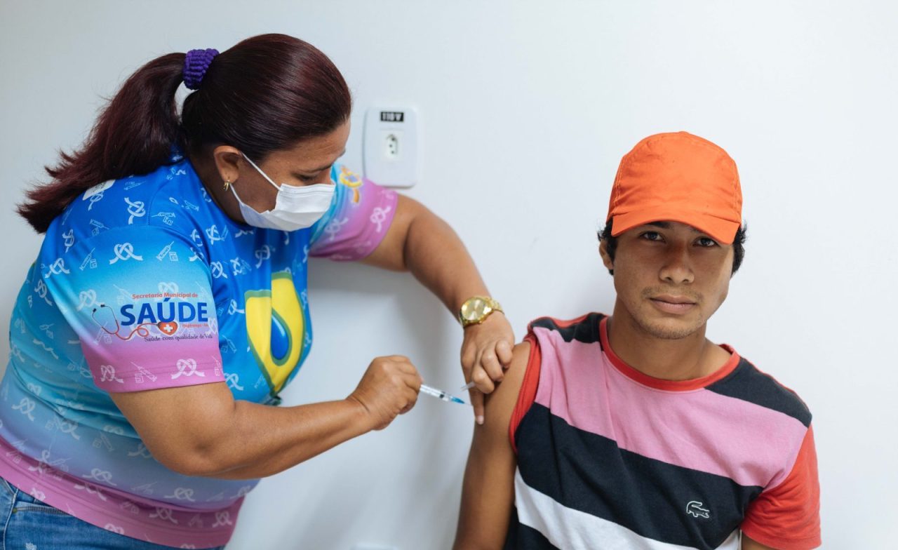 Homem sendo vacinado no interior do Amazonas.