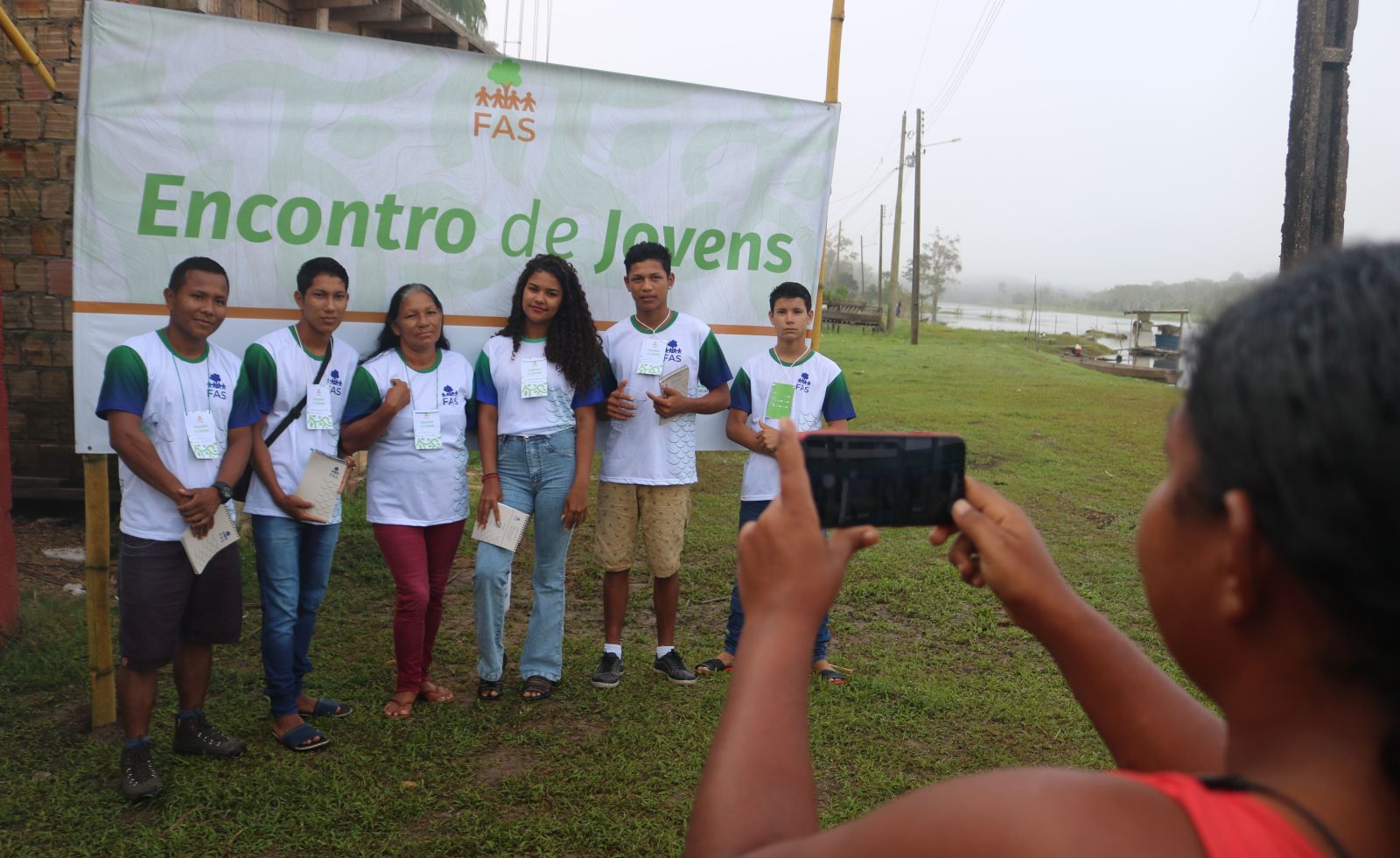 Jovens reunidos durante encontro promovido pela Fundação Amazônia Sustentável (FAS).